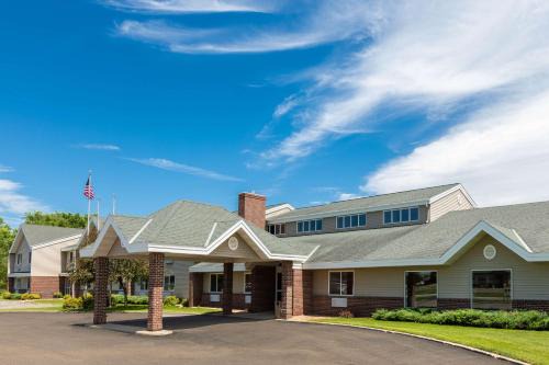 Litchfield Hotel | SureStay Plus Hotel by Best Western Litchfield