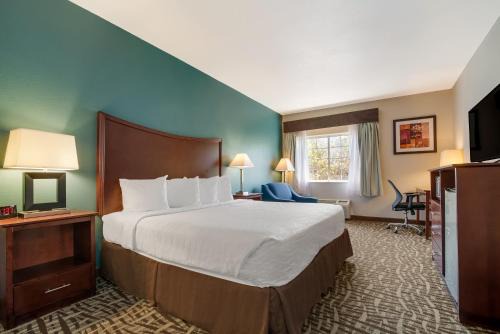 Topeka Hotel | SureStay Plus Hotel by Best Western Topeka