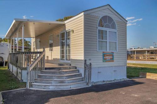 Holly Ridge House | Surf City 2BR Model Home with Pool and Boat Ramp Access