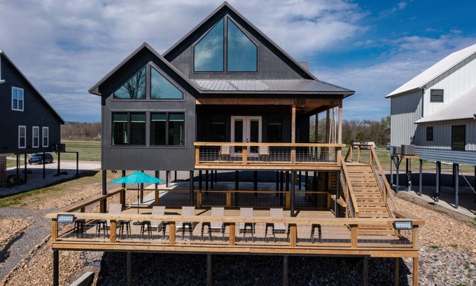 Glenwood House | Surf Shack on the Caddo: Sleeps 16 + Insta-Worthy!