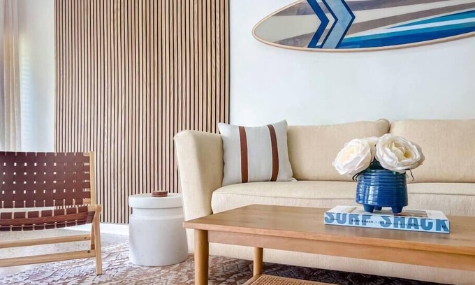 Jupiter House | Surf Shack! Pool table! Fire Pit! 10 min to beach!