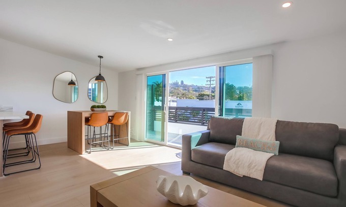 Country Club Apartment | Surf Spot 1 - beautiful 1 bedroom apartments walking distance to Windansea Beach