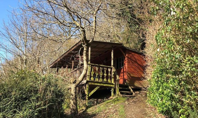 Lee Apartment | Surfers and walkers cosy camping cabin