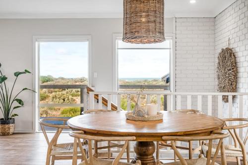 Middleton House | Surfers Reserve Beachfront - WIFI- Family friendly