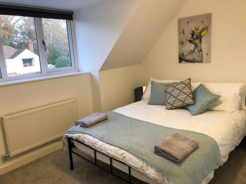 Runnymede Apartment | Surrey - Private House with Garden & Parking 13