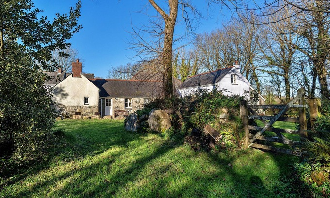 Helford Passage Cottage | Swallows at St Keverne