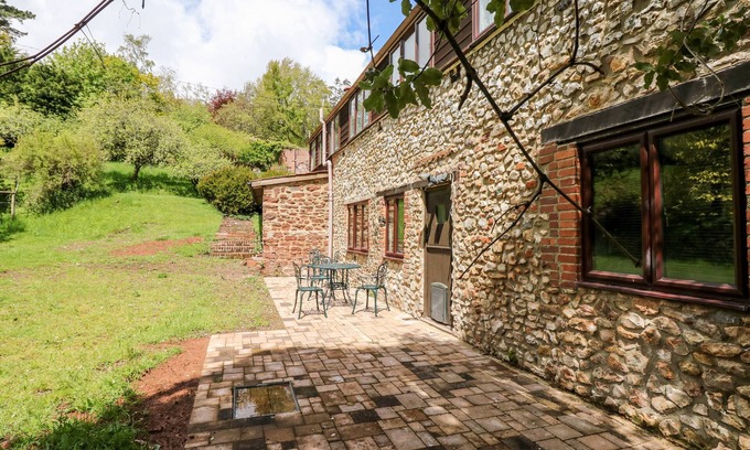 Ebford Cottage | SWALLOWS NEST AT MAGNOLIA LAKE, pet friendly in Dawlish
