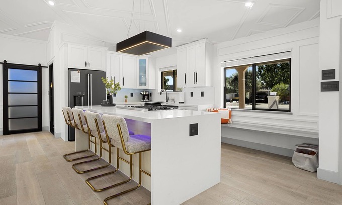 Peaceful Valley House | SWANKY MODERN 4BR/3BA WITH POOL&HOT TUB IN OLD TOWN
