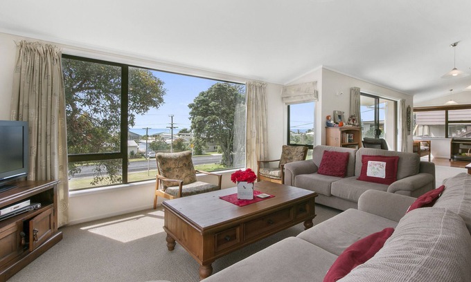 Waihi Beach Cottage | Sweeping Sea Views - Waihi Holiday Home