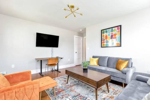 Mosby Apartment | Sweet and Sunny Delight! Orange Crush on You Oasis!
