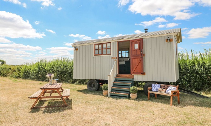 East Drayton Cottage | SWEET CAROLINE SHEPHERD’S HUT, pet friendly in Sutton-On-Trent