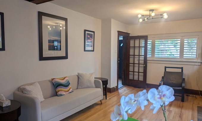 New Toronto House | Sweet House just steps to the Lake