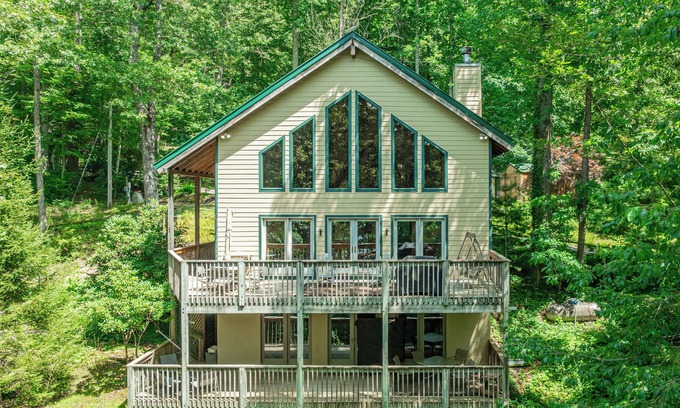 Cullowhee House | Sweet Mountain Dreams (2BR) with Views of Lake Glenville