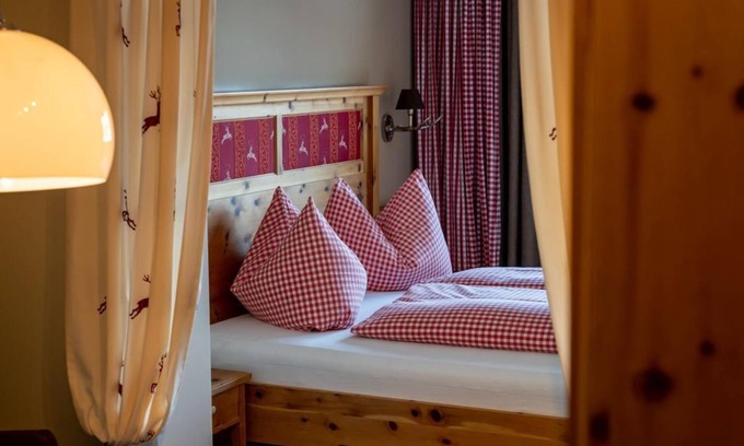 Pertisau Cottage | Swiss stone pine room - Golfvilla