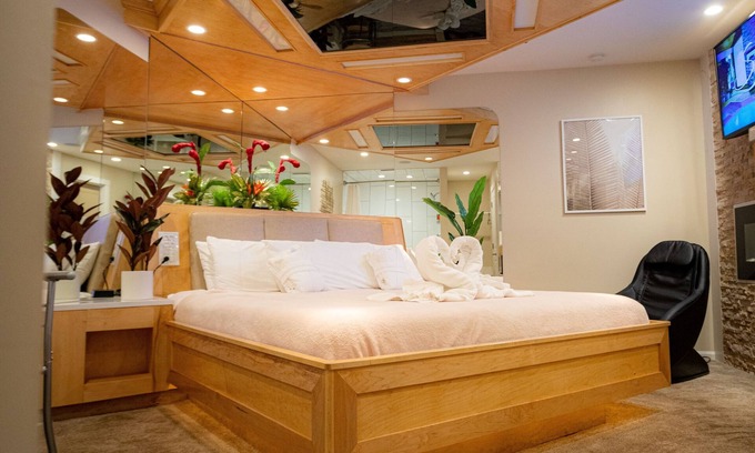 Downers Grove Hotel | Sybaris Pool Suites