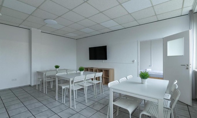 Barbaraviertel Apartment | T&K Apartments - 3 - 5 Group Room Apartments- 15min to Fair DUS