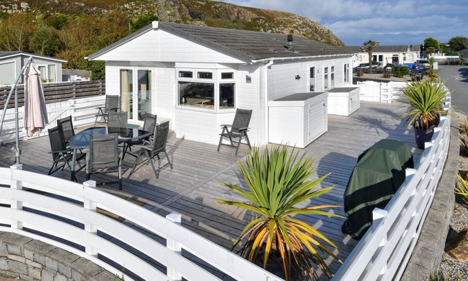 Mynytho Cabin | T28, The Warren in the beautiful Pwllheli