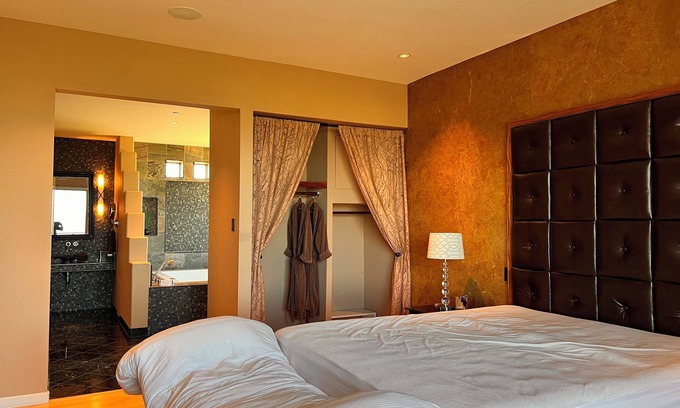 Pilot Hill House | Take it easy at this unique and tranquil luxury getaway nested in foothills!