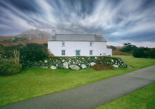 Trefasser House | Tal y Gaer Cottage Fishguard