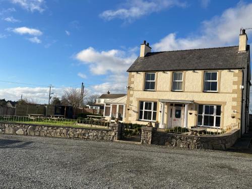 Dwyran Bed & Breakfast | Taldrwst farmhouse guest house