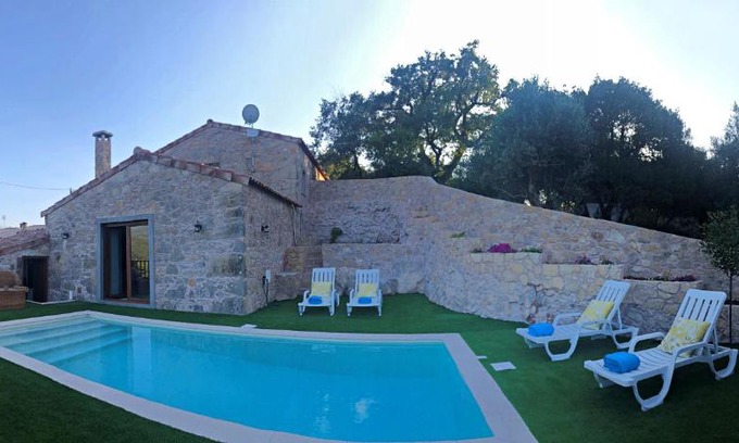 Penela House | Taliscas Stone Charm