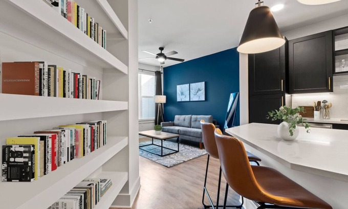 North Hyde Park Apartment | Tampa Getaway | Luxury & Peace | Pool & Gym!