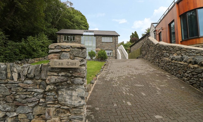 Brynrefail House | TAN TWR, pet friendly, luxury holiday cottage in Llanfairpwll