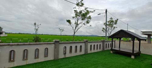Hutan Kampung House | TangQona Homestay Paddy View Wifi M0slim Only