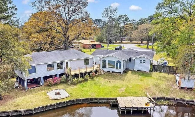 Mobile House | Tara's Riverfront Hideaway