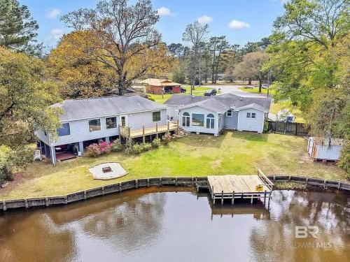 Mobile House | Tara's Riverfront Hideaway