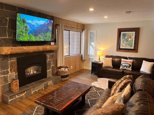 Mammoth Lakes House | Tastefully Remodeled Condo at Mammoth Ski & Racquet Club, Hot Tub, Garage, 10 Min Walk to Ski Lifts
