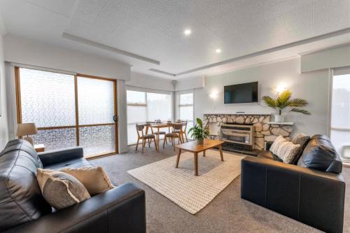 Two Mile Bay House | Taupo Escape! - 7 Min Walk to the Lake and Sail Club