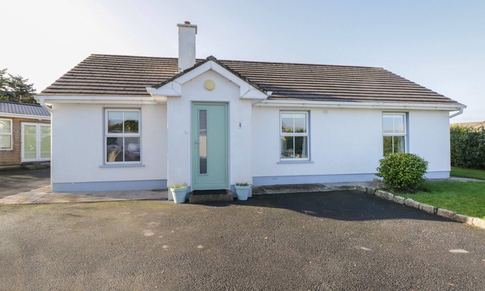 Carraroe Cottage | TEACH TEOLAI, pet friendly, with open fire in Carraroe, County Galway