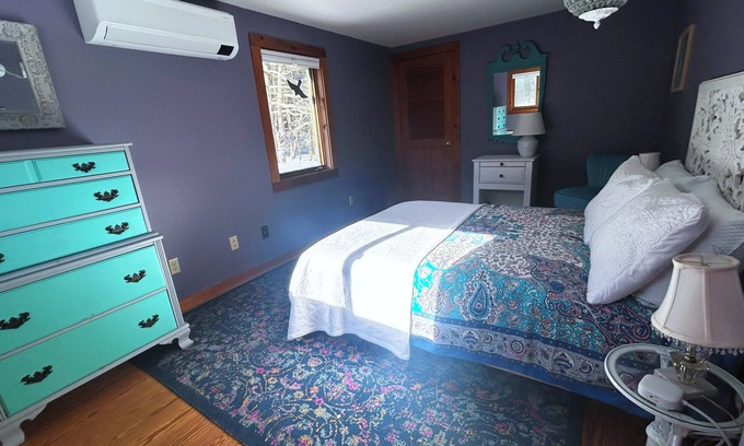 Leverett Apartment | Terrific 3-bedroom unit in charming Leverett with AC