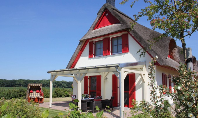 Zierow House | Thatched cottage in 1. Row to the Baltic Sea - near the Hanseatic city of Wismar