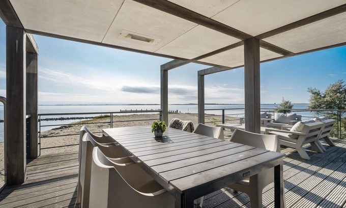 Ouddorp House | The 4-person Villa Super VIP features a luxurious and comfortably furnished interior with a direct waterfront location, various terraces offering unobstructed views over the water.