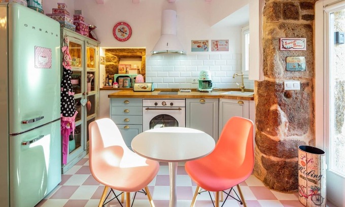 Corcubion Apartment | The 50's Suite. Barbie's summer house. Bathtub and jukebox