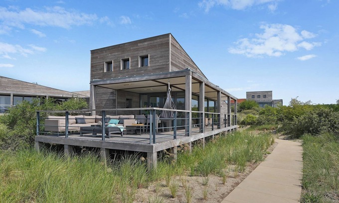 Ouddorp House | The 6-person Deluxe Villa features a comfortable and tastefully decorated interior, with views of the dune landscape and the Grevelingenmeer.