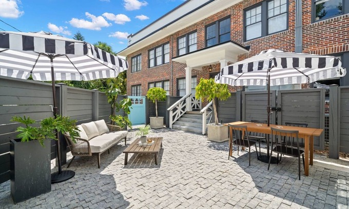 Hyde Park Apartment | The Adaline 2 Beautiful Hyde Park 1BR Suite