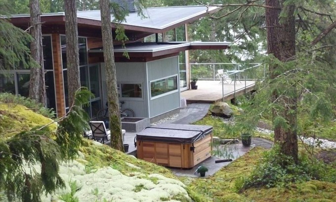 Halfmoon Bay Bed & Breakfast | The Aerie- A Glazed Modern Treehouse