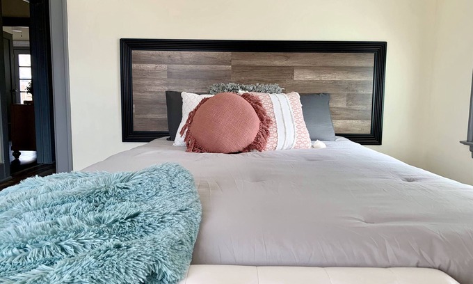 Downtown Niagara Falls House | The Aquarium Chateau - With Private Yard & Parking, Near Falls, Casino by Niagara Hospitality