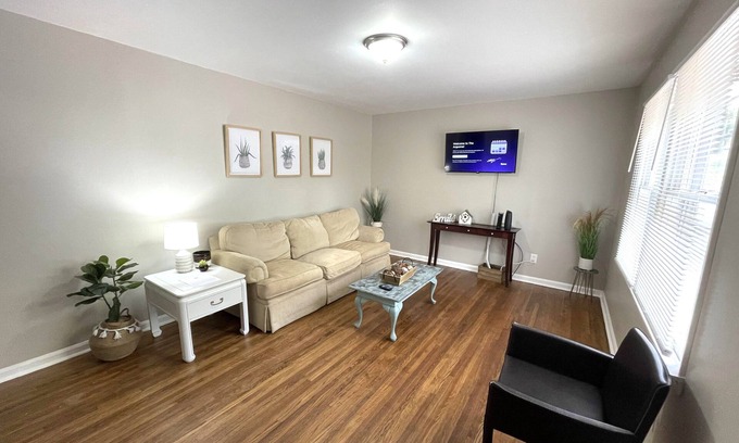 Center Point House | The Argonne/Stylish Contemporary Comfortable