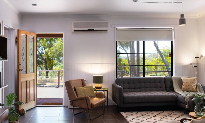 Hepburn House | The Bach- 3 Bedrooms, dog freindly with loverly bush views