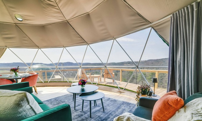 Franklin Apartment | ‘The Bear Dome’ w/Barrel Hot Tub in Franklin!