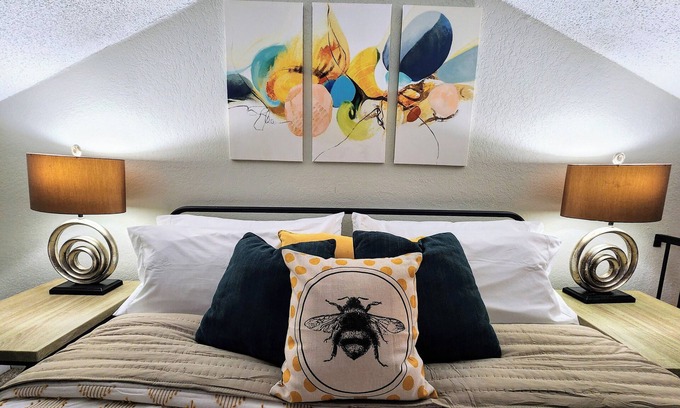 Mid America Condo | The Bee's Knees'