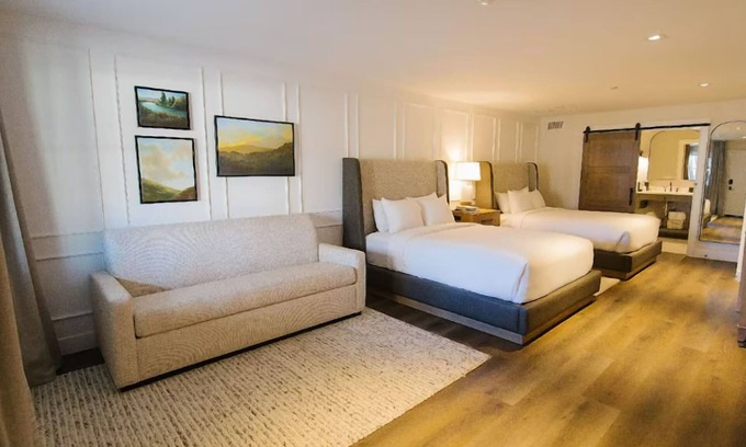 Midway Hotel | The Best Retreat w/enchanting outdoors, Resort & Golf access - Onsite Parking!