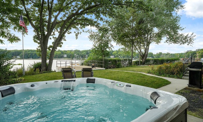 Waterford House | The Beverly on Buena Lake-Hot tub, Kayaks, Ice Fishing