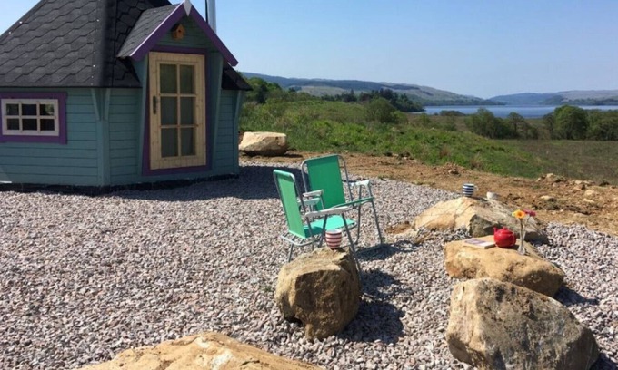 Dalmally Cabin | The Bird Hide - Romantic Wood Cabin in a spectacular lochside setting
