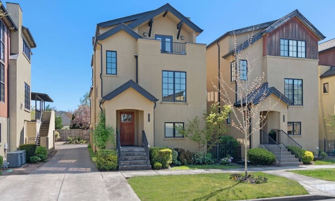 Eugene House | The Birdhouse: Close to Downtown/U of O