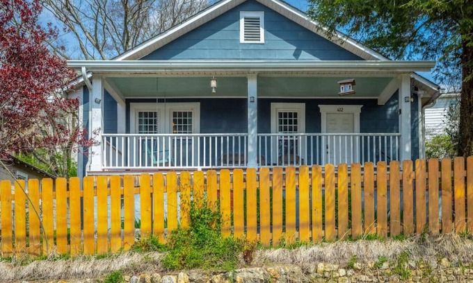 Northside House | The Blue Bungalow of North Shore